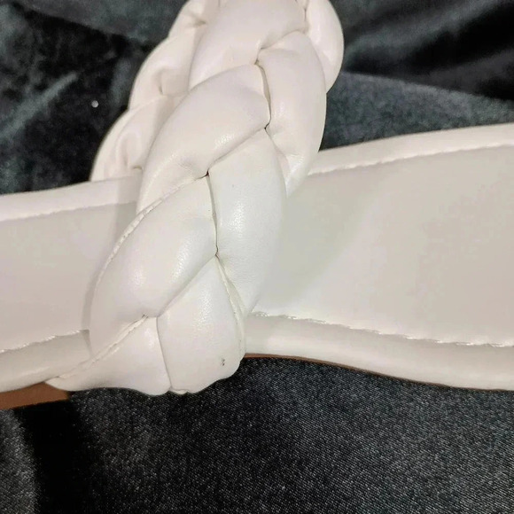 White flat open toe sandal size European 37 - Picture 7 of 8